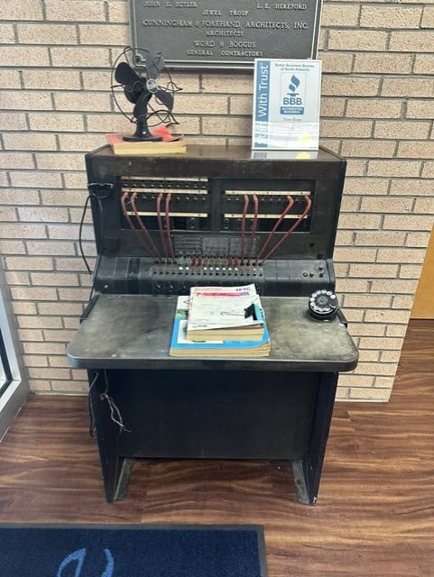 An image of an old-school telephone